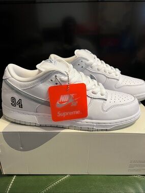 NIKE SB DUNK LOW SUPREME 94 WHITE METALLIC SILVER SIZE 10.5